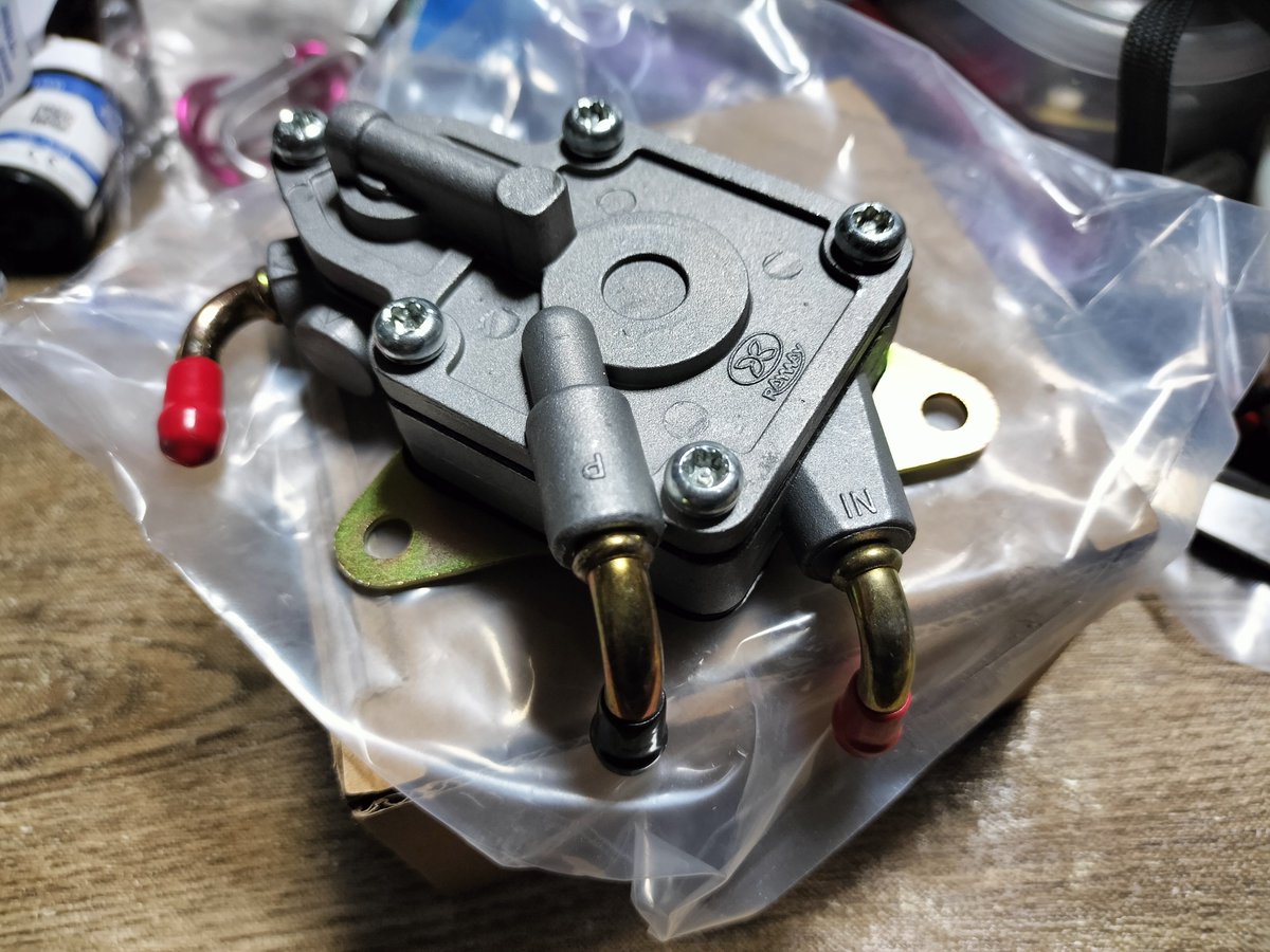 Hiro_selatan's tweet photo. シグナスの燃料ポンプ到着。
シグナスのSE12Jが4台もあるんだから、一つくらい買っても当たり前か、、、 https://t.co/MoRB5KkCtv
