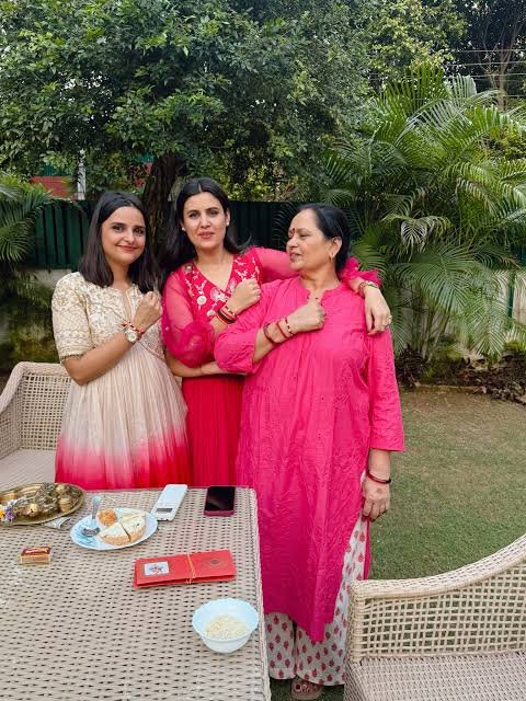guramneet's tweet photo. और बेटा जी सरकार चला रही है। पंजाब के पैसे पर सरकारी कोठी में परिवार सहित मजे और आनंद ले रही है। अब कुछ तो बोलना ही पड़ता, पिता जी को बीमार बोल दिया।
वैसे @GayatriBishnoi_ जी, छोले भठूरे मंगवाएं कहां से थे, मेरे पिता जी भगवान की कृपया से बीमार तो नहीं लेकिन खाने के शौकीन है। https://t.co/4ICpPANFeB