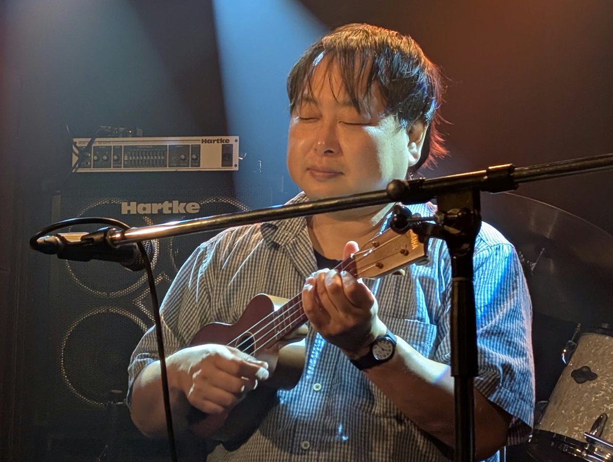 ukulelesuzuki's tweet photo. 9/25(金)、川越ROTOMでの仲真弘さんホストのオープンマイクへ参加。
ブログ更新しました。
https://t.co/SdndM3u7L3 https://t.co/GI6FXvDdlP