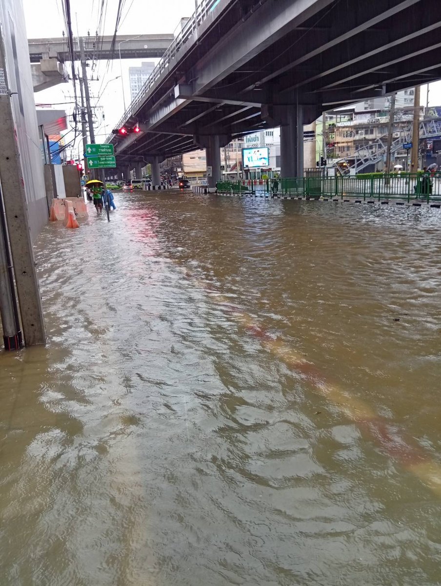 Nuilady166552's tweet photo. ชีวิตดีๆแยกลำสาลีสภาพ😥 https://t.co/McSyxMQeJy