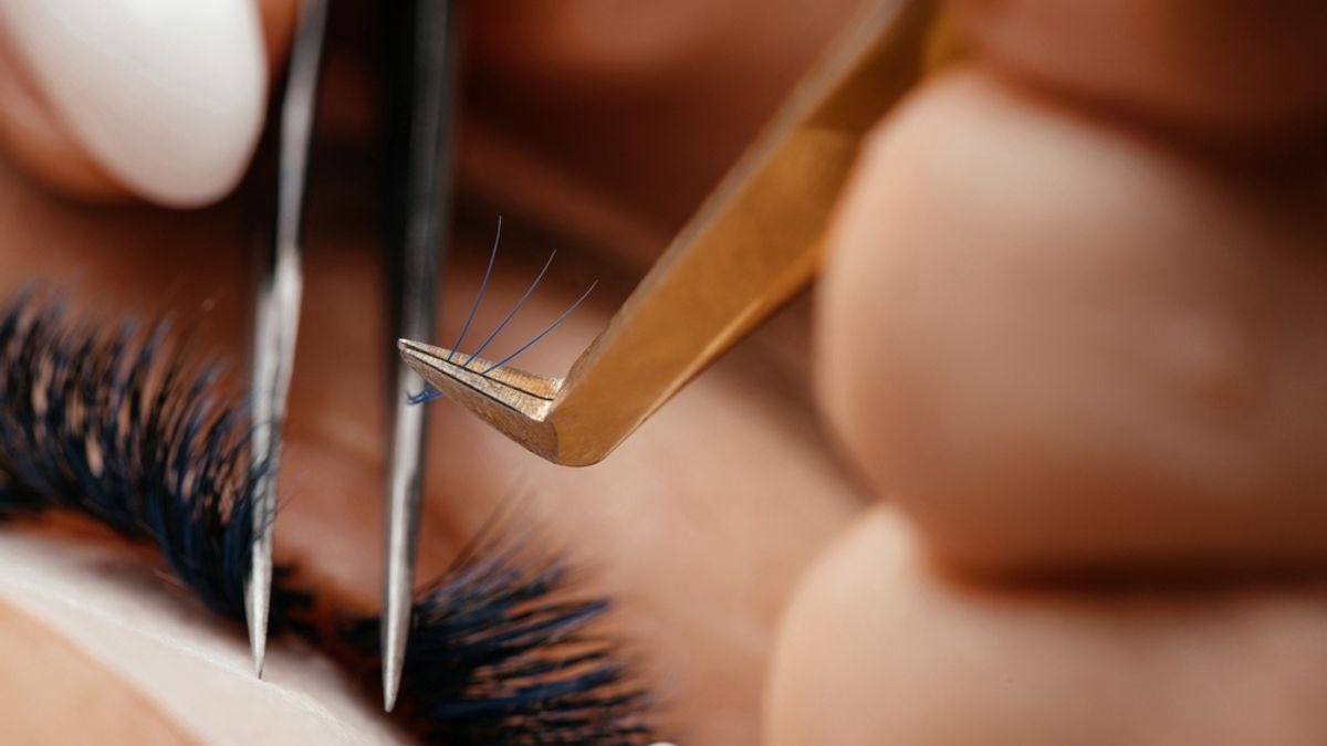 instablog9ja's tweet photo. Women who regularly use eyelash extensions may be at risk of skin mites — Experts https://t.co/mzirV78unF