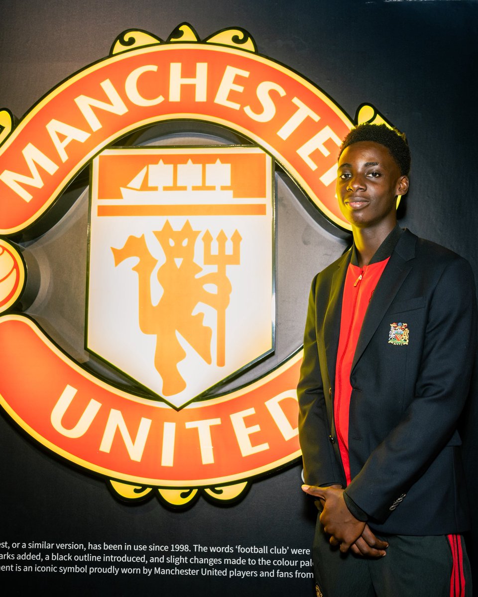 ManUtd's tweet photo. A warm United welcome to England youth international, David Eze 🔴🤝 https://t.co/xiuBve1YF2