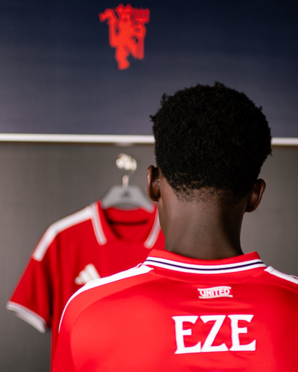 ManUtd's tweet photo. A warm United welcome to England youth international, David Eze 🔴🤝 https://t.co/xiuBve1YF2