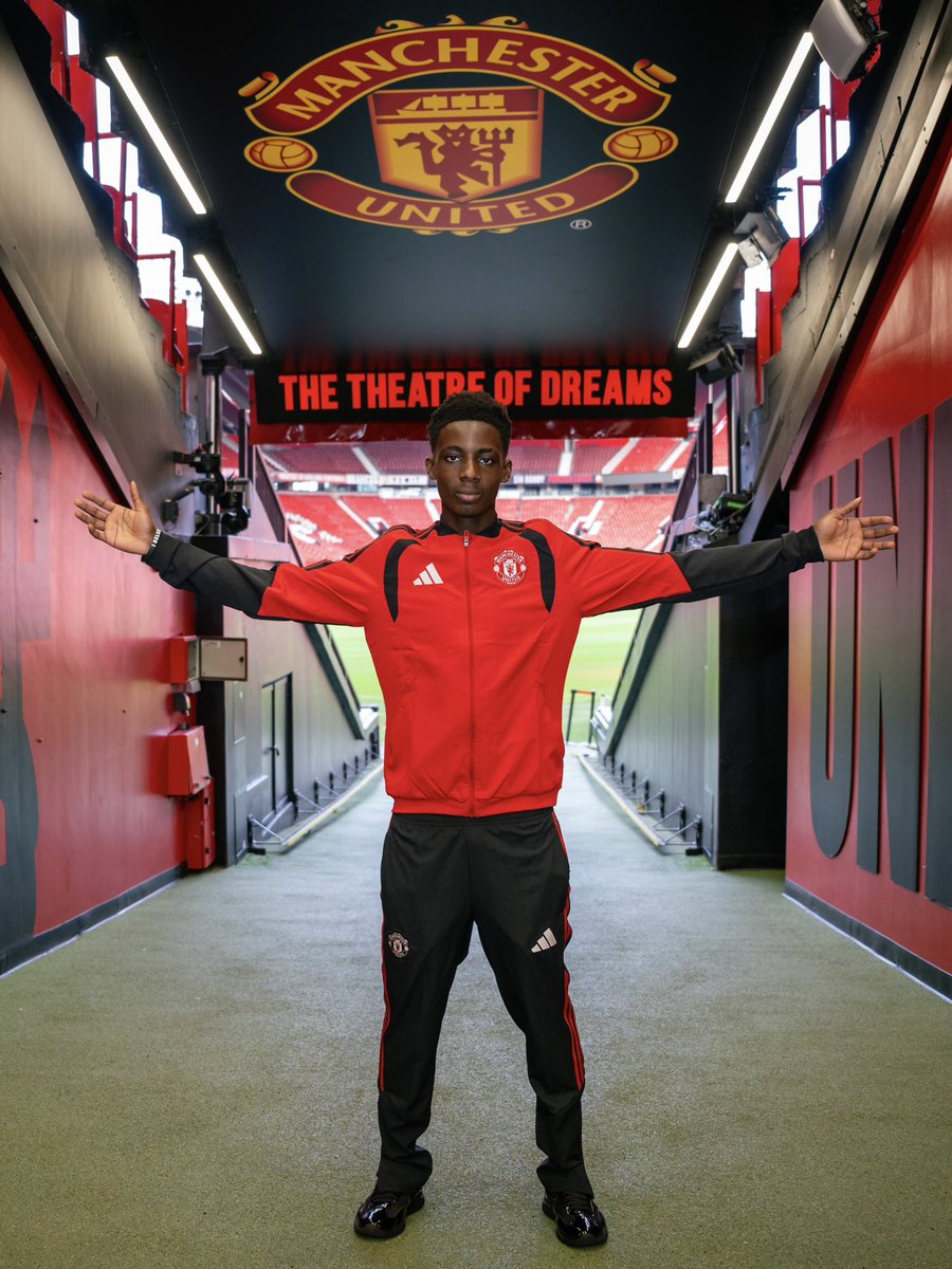 ManUtd's tweet photo. A warm United welcome to England youth international, David Eze 🔴🤝 https://t.co/xiuBve1YF2