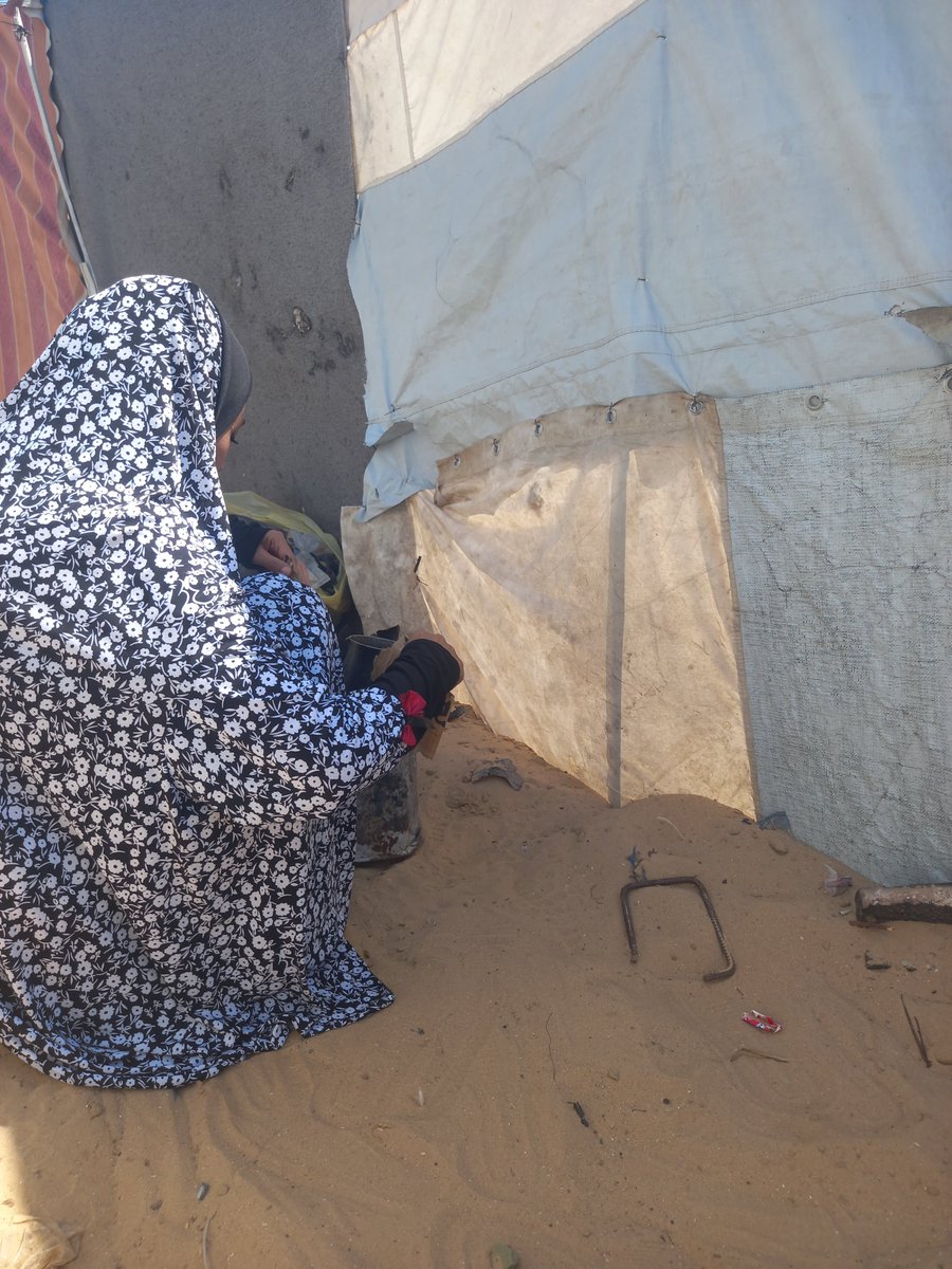 EmAhmadFromGaza's tweet photo. With your support, we can stay alive. Please donate to help me provide food my family and medicine for my father. $300 is urgently needed.
We don't have food and haven't eaten for two days. 

https://t.co/cb03oZZT5C https://t.co/avZuYRmu9W