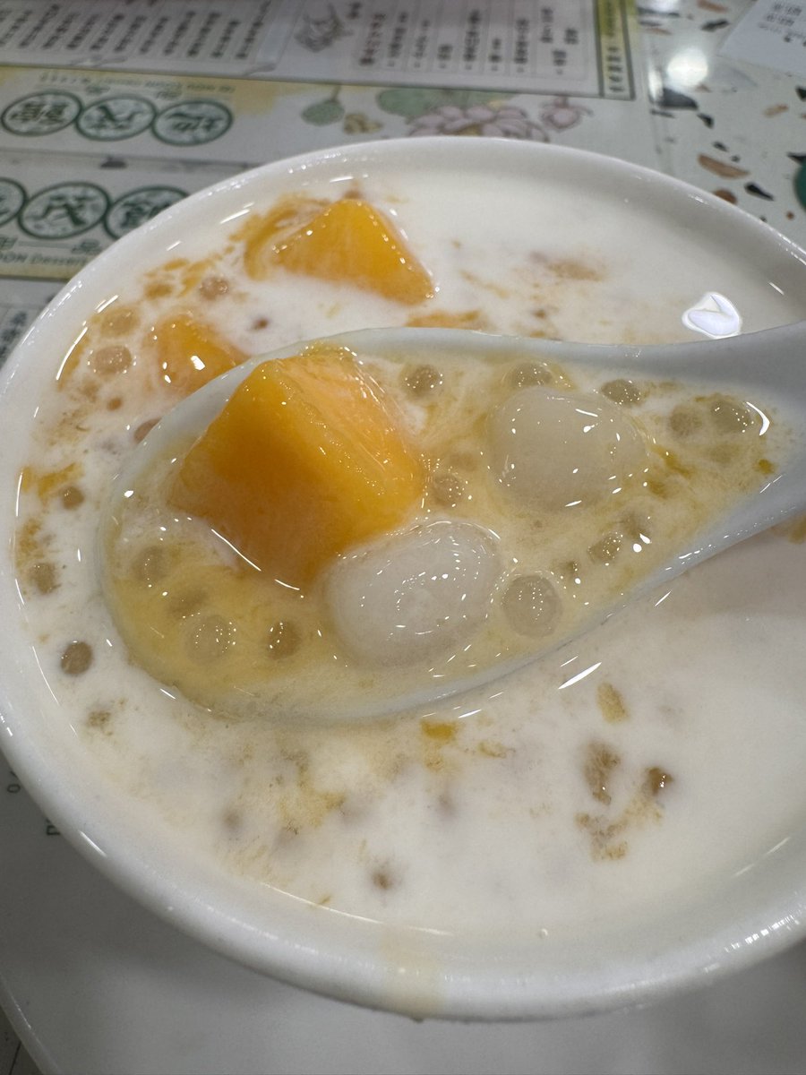 SkipRain's tweet photo. 先日、城に行った帰り道
まだまだ熱いし小腹も満たす為に、
#地茂館 に寄りました。
サイコー🙌
ほんと美味しい　#芒果西米露小丸子 

今、地茂館は7仔とクロスオーバーで
色々な商品を販売しています。
香港でこの芝麻の脆脆が美味しかったので陳列します。
👍缶も良いのです✈️
#香港 https://t.co/SqjzeMS6aT