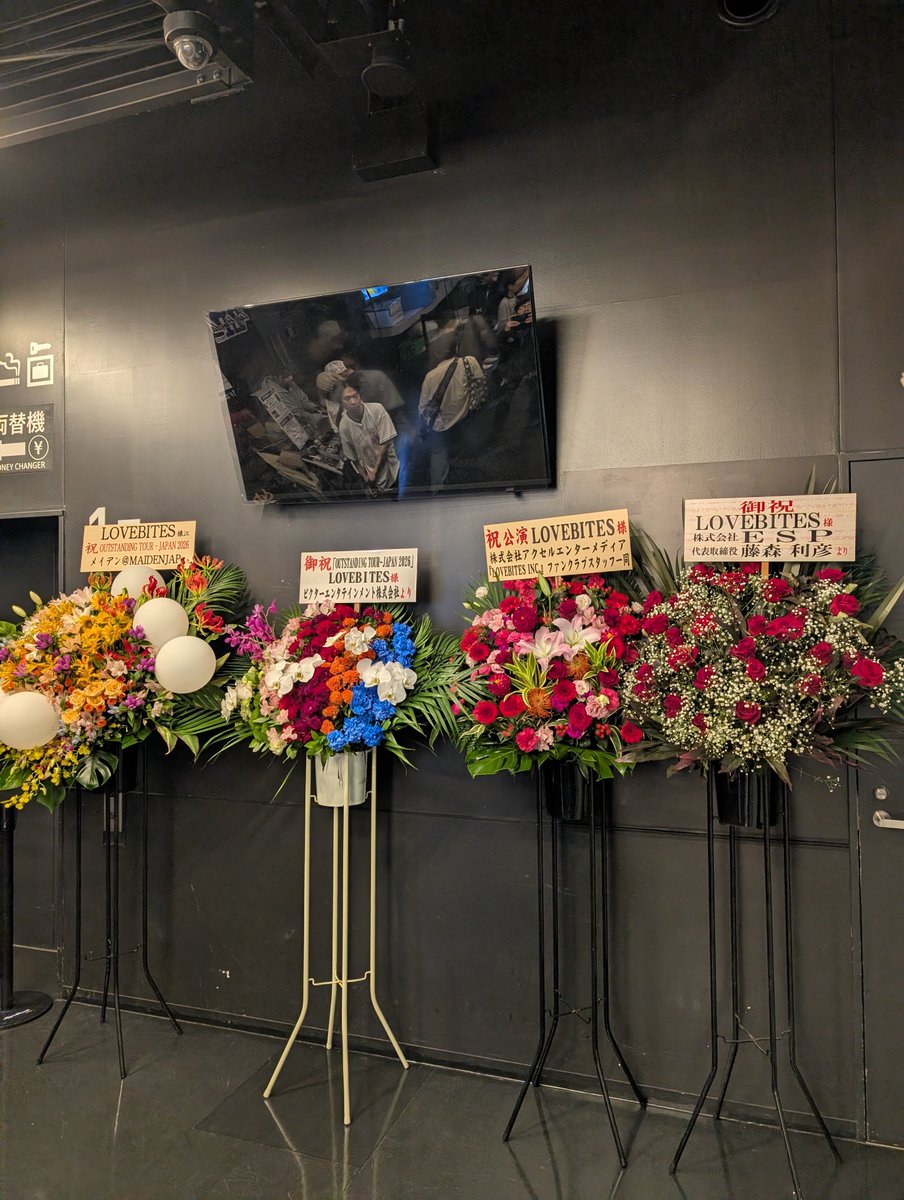 Hira5251's tweet photo. LOVEBITESツアーFINAL@Zepp Haneda終了。
プレミアムで一階スタンディング前から６列目くらいで、Asamiさん、Famiちゃんが眼の前で楽しかった〜
はあー、もう最高すぎた♥
大好きなOut of Controlが聴けて大満足！
死ぬまで追い続けます！
#LOVEBITES https://t.co/iwR99FZtzV