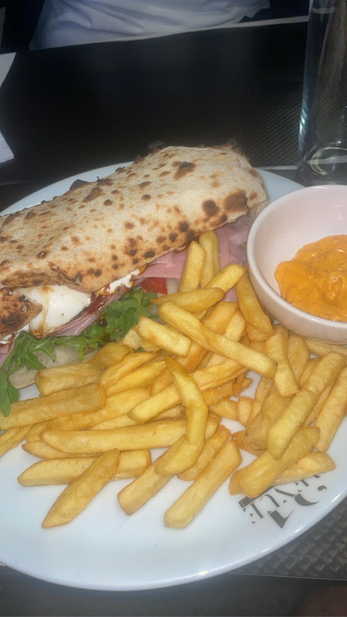 3arbiPerspicace's tweet photo. Les frites sauces algériennes qui viennent chambouler une institution reconnue comme Cherki dans la secte Deschamps https://t.co/OJdbRRQ68T