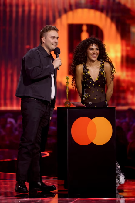 chartwatchmaguk's tweet photo. Sienna Spiro stays at No.1 on the UK's Official Singles chart this week and Olivia Dean &amp; Sam Fender stay at No.1 on Streaming, but Freya Skye is a new No.1 on the Singles Sales chart https://t.co/1VlWlhrbE7 https://t.co/Dio4pS5LBW