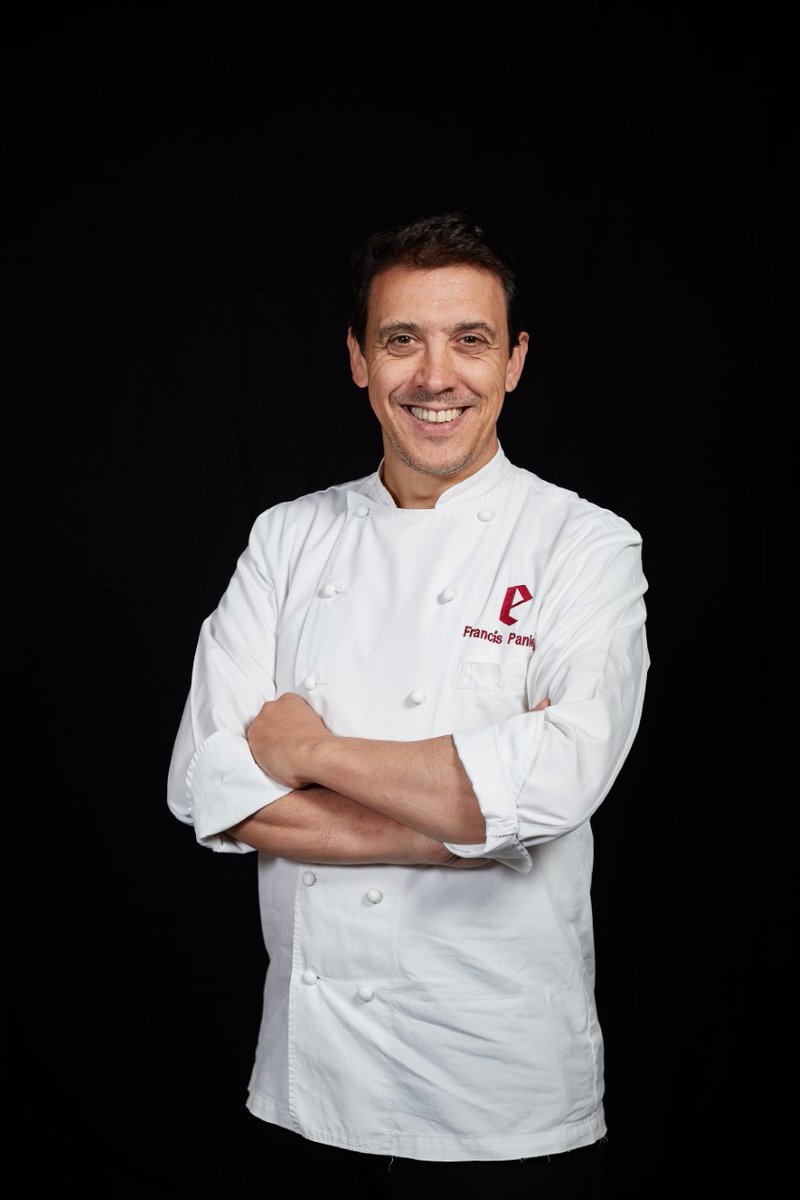 NEUDC_RNE's tweet photo. Entramos ahora en la cocina con Francis Paniego y con  Adrián Rodríguez, cocinero del Restaurante Entretierras, aquí en Urueña. Con ellos conocemos el tipo de cocina de esta zona castellana. https://t.co/6ed0uWVHWC