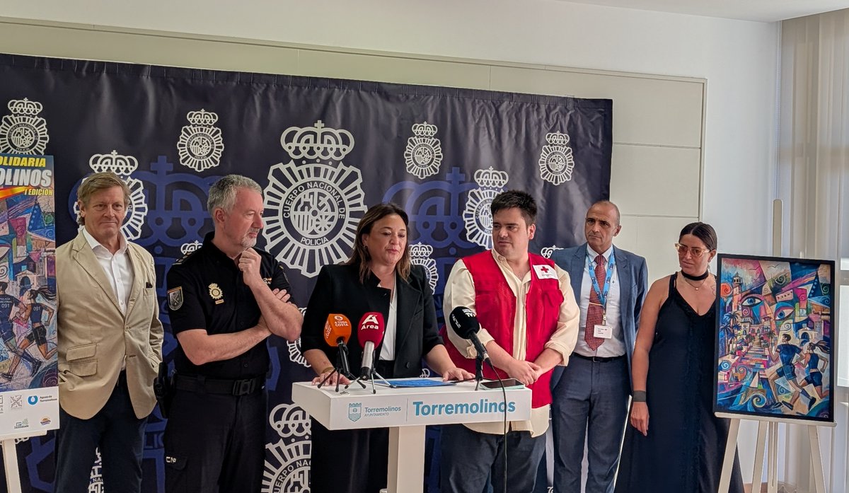 CREMalaga's tweet photo. Esta semana se presentó el cartel de la Carrera Solidaria de la Policía Nacional en Torremolinos, que se celebrará el 30 de octubre y cuya recaudación será para Cruz Roja Torremolinos y sus proyectos sociales🥰

Inscripción: https://t.co/WtEQmWID2h https://t.co/s2yOrxgHvS