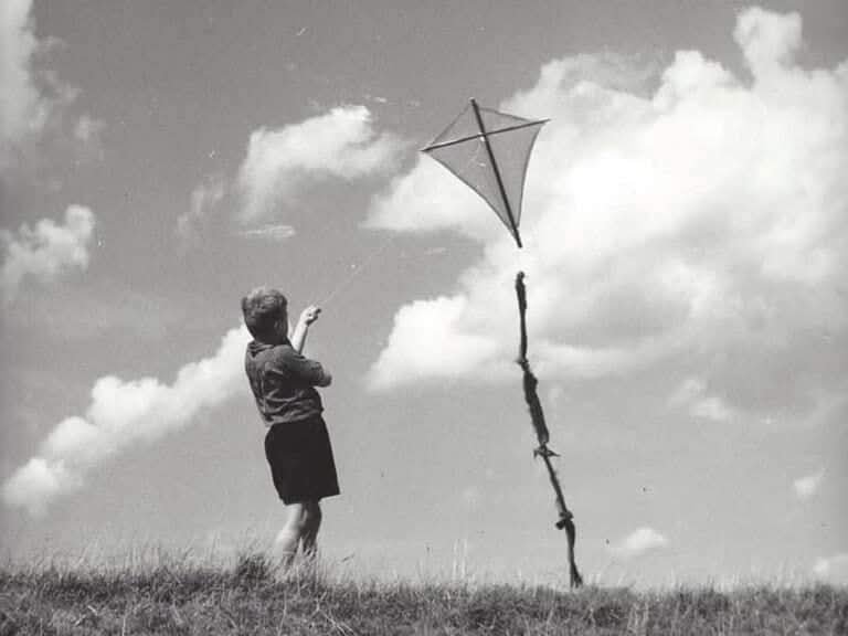 CoquelicotsR35's tweet photo. "Laisse les choses s'envoler, mon petit. Il y a une joie parfois à ne pas les retenir."
Grégoire Delacourt 
Danser au bord de l'abîme

Photo : Kees Scherer https://t.co/E00pikiE58
