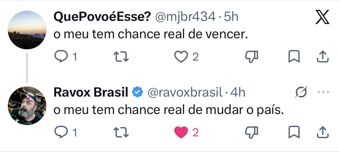 rafaelbca's tweet photo. Essa pequena interação entre o @ravoxbrasil e outro tuiteiro explica muito do momento político que vivemos.

Um quer vencer a próxima eleição, ainda que isso sirva apenas para manter as coisas como estão.

O outro quer mudar o país.

Talvez a divisão seja mais profunda do que bolsonarismo, lulismo ou Missão: a diferença entre quem ainda consegue imaginar um futuro e quem passou a viver politicamente apenas no presente.

Parte da geração mais velha parece ter perdido essa capacidade. Já não sonha com o país que poderia existir daqui a 20 ou 30 anos. Existe apenas outubro: é preciso ganhar a eleição, se possível no primeiro turno.

Ganhar para quê? Para construir o quê? Qual Brasil deve existir em 2040 ou 2050?

Essas perguntas ficam para depois. A vitória eleitoral deixou de ser um meio e se tornou o próprio fim.

Talvez isso explique por que Renan encontra tanta receptividade entre os mais jovens. Há uma geração à procura de um horizonte de futuro.

Quem tem 20 anos precisa acreditar que o Brasil pode ser radicalmente melhor aos 40. Quem perdeu essa esperança passa a administrar apenas o presente.

É nesse ponto que explica a essência do bolsonarismo.

Ele pensa no curtíssimo prazo: quer vingança contra “o sistema”, Moraes punido, sanções americanas e a sensação de vitória: tudo agora. Pouco importa o que cada concessão feita para obter essa ajuda pode significar para o Brasil daqui a 10, 20 ou 30 anos.

Os Estados Unidos, por outro lado, pensam em outra escala.

A inteligência brasileira já alertou para o risco de interferência americana nas eleições e relacionou a estratégia dos EUA na América Latina à redução da influência de potências rivais e ao acesso a ativos estratégicos, riquezas naturais e infraestrutura.

Minerais críticos e terras raras também se tornaram uma questão de segurança nacional para Washington. O governo americano já tentou negociar com o Brasil restrições ao acesso de terceiros a esses recursos. Flávio Bolsonaro, por sua vez, falou abertamente em uma parceria estratégica “de longo prazo” com os Estados Unidos nessa área.

É aqui que está o centro da questão:

O bolsonarismo quer dos Estados Unidos uma recompensa de curto prazo. Os Estados Unidos podem enxergar no bolsonarismo uma oportunidade de longo prazo.

Isso ajuda a explicar por que algumas pressões americanas podem parecer pouco eficazes no presente. Um aliado pode perder com o PL da dosimetria, uma sanção pode fracassar e uma pressão externa pode até produzir reação contrária.

Mas o acesso privilegiado a minerais críticos, cadeias produtivas, energia, infraestrutura e influência sobre a maior economia da América Latina representa um ativo estratégico de décadas.

É como o amigo que precisa parecer rico hoje: compra o carro, paga a festa, ostenta nas redes e, para sustentar tudo isso, começa a vender o próprio patrimônio.

Do outro lado está alguém mais paciente. Não precisa parecer rico porque está ocupado comprando os ativos do amigo na baixa.

Um troca patrimônio por gratificação imediata; o outro, paciência por poder futuro.

Talvez essa metáfora descreva algo ainda maior sobre o Brasil atual, especialmente a nossa relação com os EUA intermediada pelos Bolsonaros.

A dívida política com os EUA é deles. Mas quem pagará a conta é o Brasil e, sobretudo, as gerações mais jovens. Isso é o puro suco do patrimonialismo brasileiro.

Enquanto parte do eleitorado e da elite está desesperada para saber quem vencerá em outubro, outros pensam em quem controlará recursos, tecnologia, energia e cadeias produtivas nas próximas décadas.

É isso que está jogo nessas eleições.

Talvez seja por isso que o discurso de Renan encontre espaço entre tantos jovens: não porque ofereça apenas outra candidatura, mas porque recupera algo que desapareceu da política brasileira.

O desejo de um futuro glorioso.