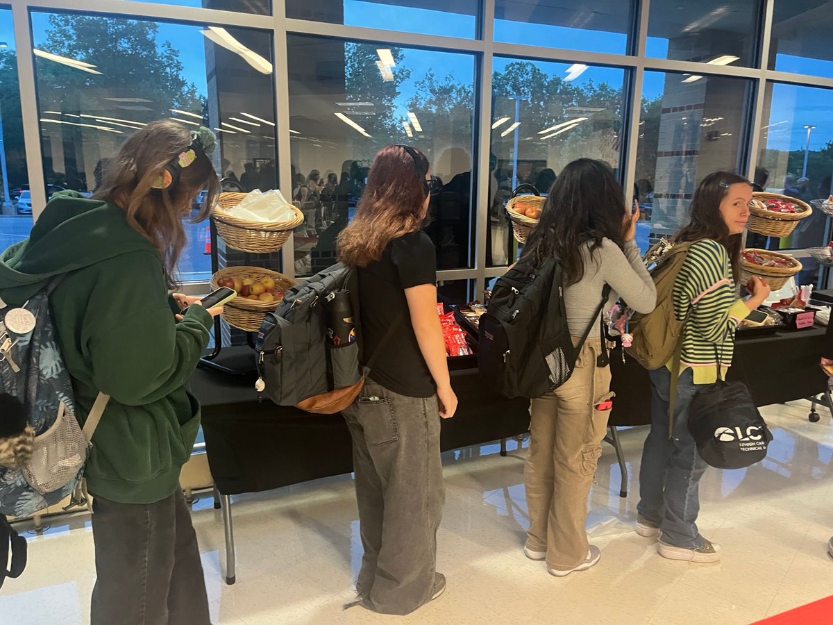 EHS_Hornets's tweet photo. Grab and go breakfast in the hive every morning has grown into a huge success! Thanks to Millie and Louise were welcoming our students with a smile and a healthy breakfast. ￼ https://t.co/5v9VzNRqEk
