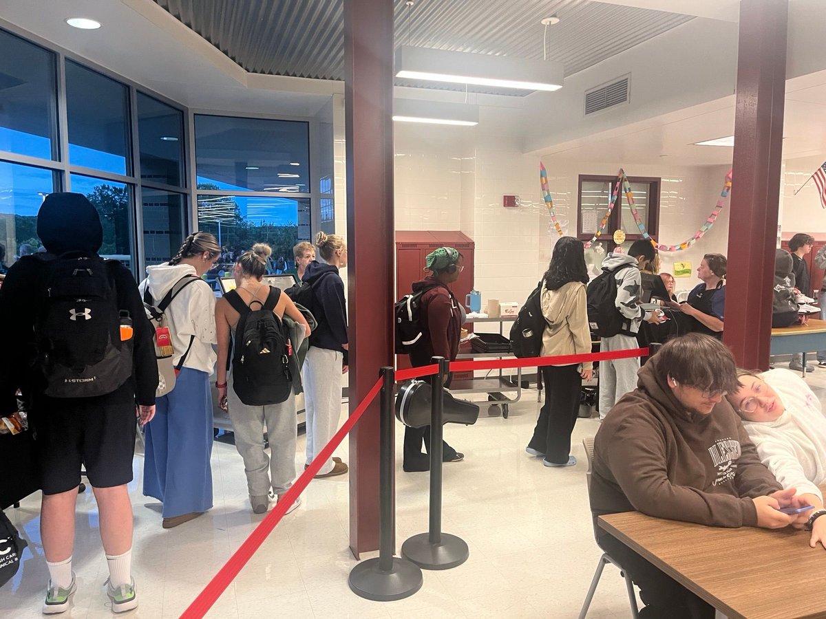 EHS_Hornets's tweet photo. Grab and go breakfast in the hive every morning has grown into a huge success! Thanks to Millie and Louise were welcoming our students with a smile and a healthy breakfast. ￼ https://t.co/5v9VzNRqEk