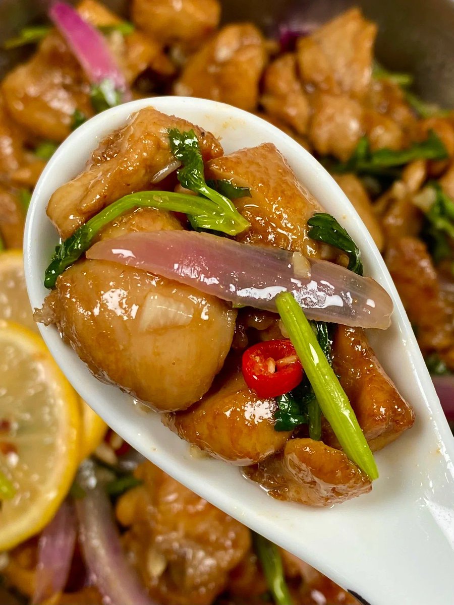 mateozack467894's tweet photo. Quick weeknight win: Lemon garlic chicken + roasted veggies for a fresh, flavorful dinner that’s ready in 30 mins! No fancy ingredients needed—just comfort on a plate. https://t.co/fXKYCcfpSK