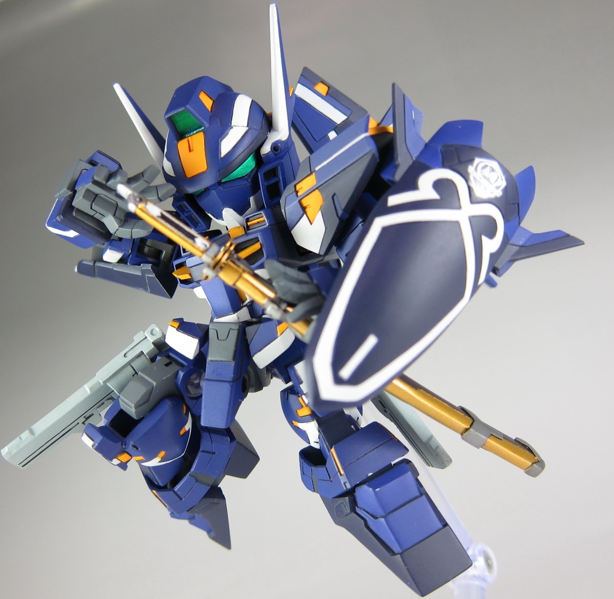 algtrombe's tweet photo. 「獅子王剣…流星斬りぃぃっ！」

過去にフルスクラッチしたART-1に
スパロボOGデカールを貼ってみました

今回シシオウブレードを持たせてます
ゲームでは換装武器で攻撃中も
シールドを装備したままの珍しい機体です

シールドにデカー���を貼ったのですが
実はずっと勘違いをしていまして…(1/2) https://t.co/NgyvAJcymT