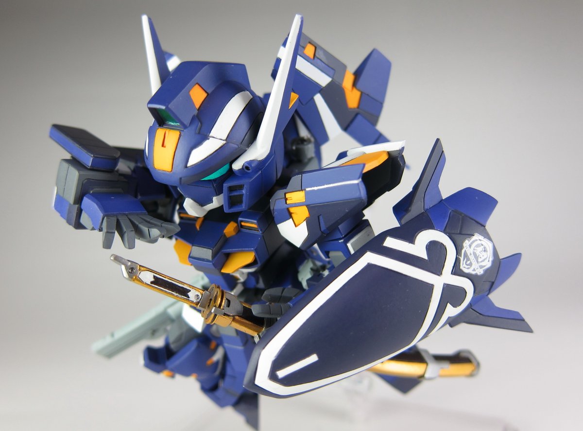 algtrombe's tweet photo. 「獅子王剣…流星斬りぃぃっ！」

過去にフルスクラッチしたART-1に
スパロボOGデカールを貼ってみました

今回シシオウブレードを持たせてます
ゲームでは換装武器で攻撃中も
シールドを装備したままの珍しい機体です

シールドにデカー���を貼ったのですが
実はずっと勘違いをしていまして…(1/2) https://t.co/NgyvAJcymT