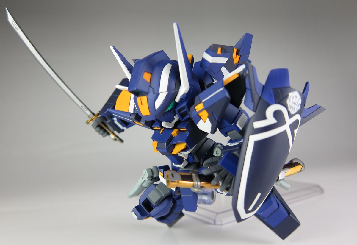 algtrombe's tweet photo. 「獅子王剣…流星斬りぃぃっ！」

過去にフルスクラッチしたART-1に
スパロボOGデカールを貼ってみました

今回シシオウブレードを持たせてます
ゲームでは換装武器で攻撃中も
シールドを装備したままの珍しい機体です

シールドにデカー���を貼ったのですが
実はずっと勘違いをしていまして…(1/2) https://t.co/NgyvAJcymT