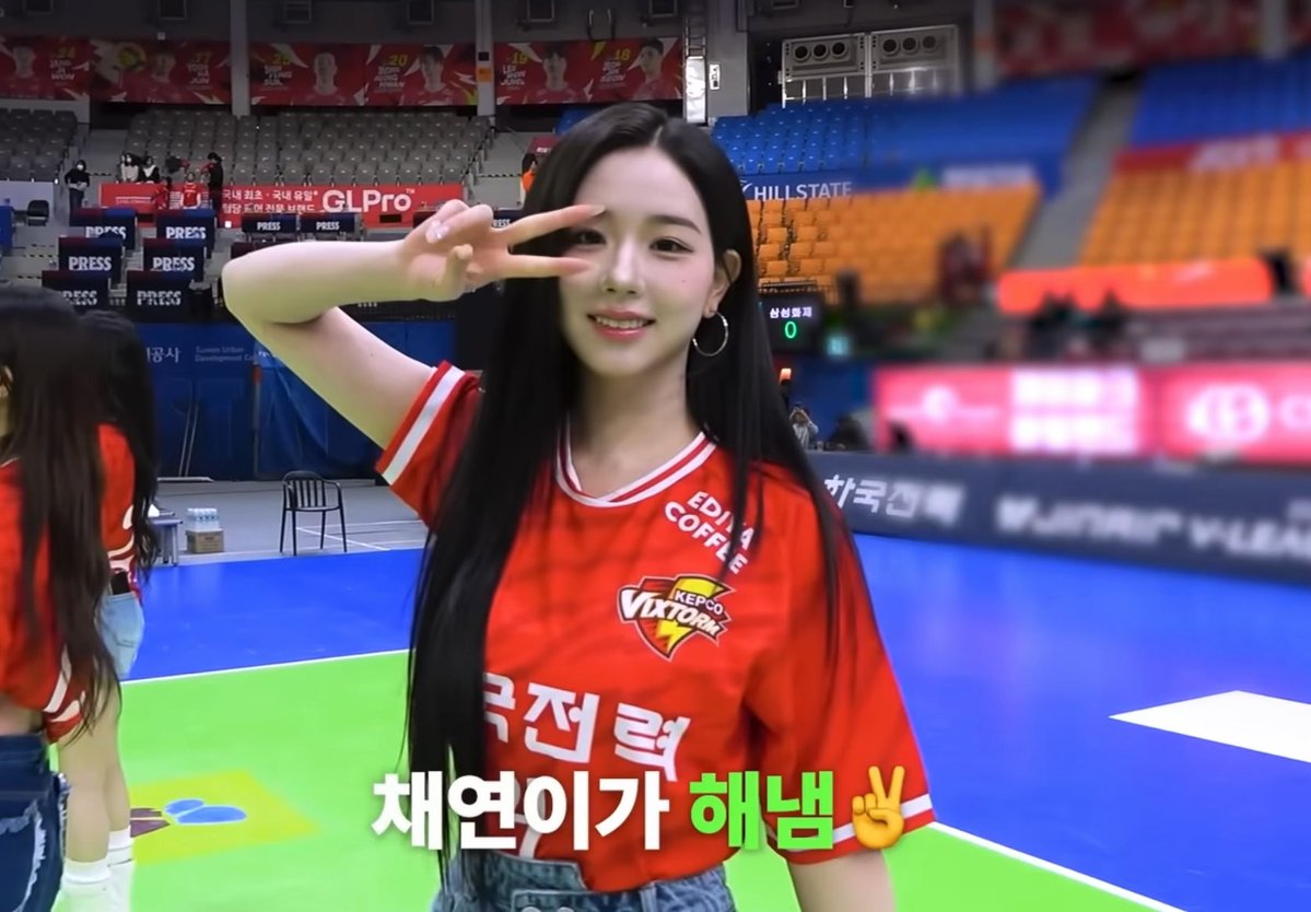 A woman wearing a red VIXTORM KEPCO jersey makes a peace sign at a volleyball court, with Korean text overlay reading '채연이가 해냄✌️'.