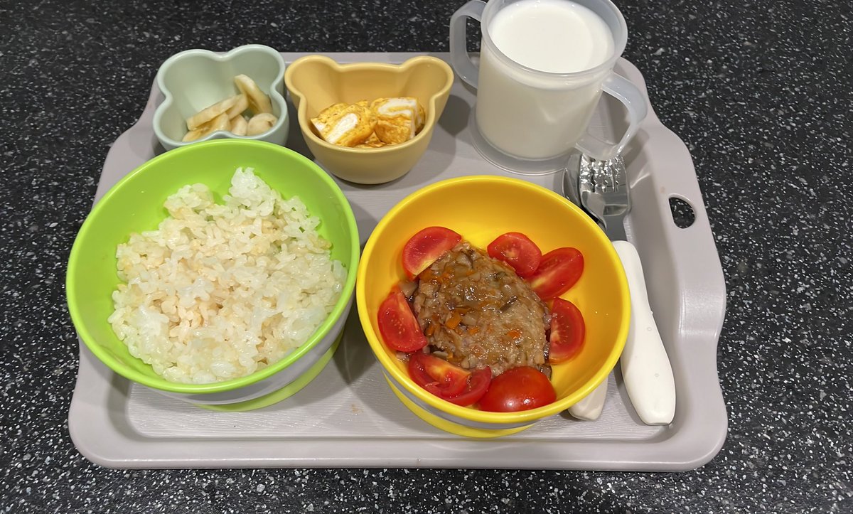 otbkblack's tweet photo. 今日の夫が作る子どもの幼児食な夕ご飯〜。
きな粉ご飯＆しめじのあんかけハンバーグ（ピーマンとニンジン練り込み）＆卵焼き＆トマト＆バナナっす
#幼児食　#育児　#男メシ https://t.co/891dxN4Ie5
