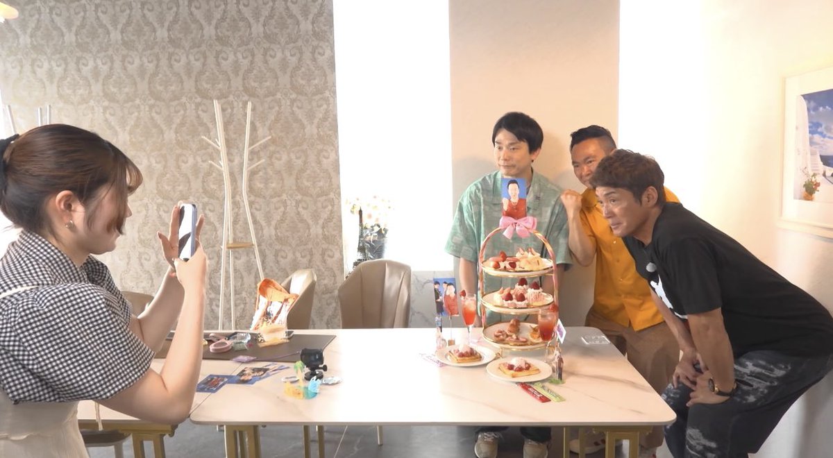 genba_ntv's tweet photo. 一茂さん、山内さん、濱家さんが
推し活の聖地“池袋のゲンバ”へ

✩˖°⌖.꙳✩˖°⌖.꙳✩˖°⌖.꙳✩˖°⌖.꙳✩ 
ゲンバのグッズと映えメニューで
“推し活”撮影会を体験中🎂📸
 ✩˖°⌖.꙳✩˖°⌖.꙳✩˖°⌖.꙳✩˖°⌖.꙳✩

27日(日)あさ10:25〜放送
#一茂かまいたちゲンバ https://t.co/GD7qeAv17B