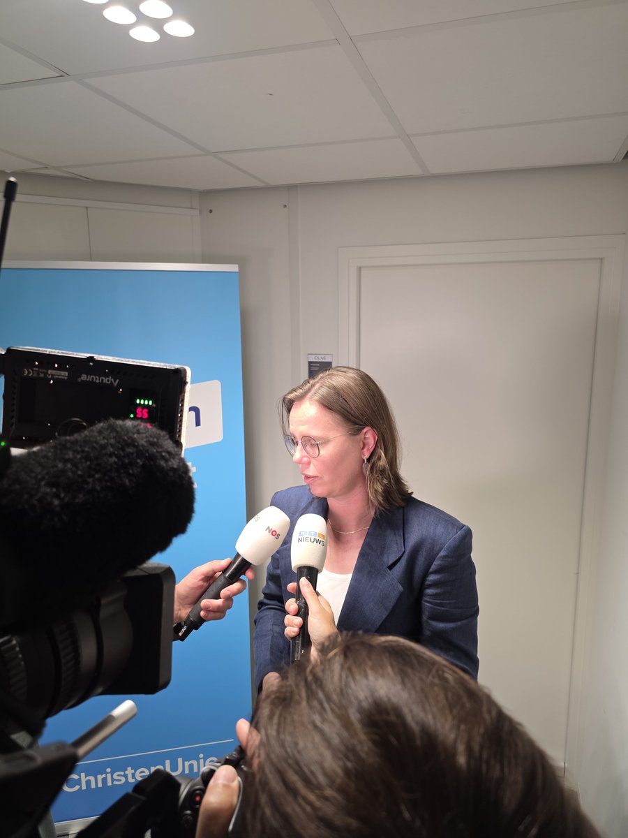 LeonBrandsema's tweet photo. Een 'goed gesprek' met 'een goede stap van het kabinet', is CU-leider Bikker positief na afloop van haar gesprek met Jetten en Heinen. Wat er is veranderd? 'Het kabinet is het eens', noemt ze als eerste https://t.co/edjVfo3YYk