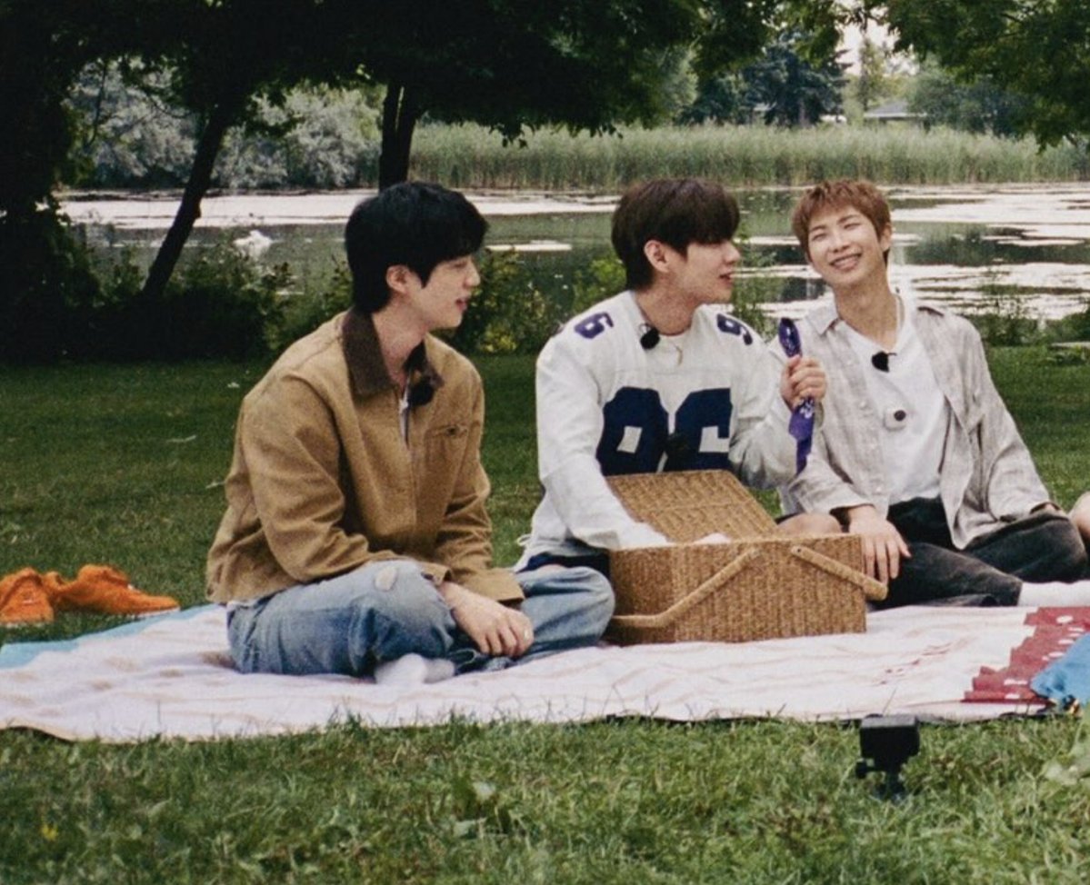 naver_taehyung's tweet photo. kim family picnic https://t.co/vQe7tNwptn
