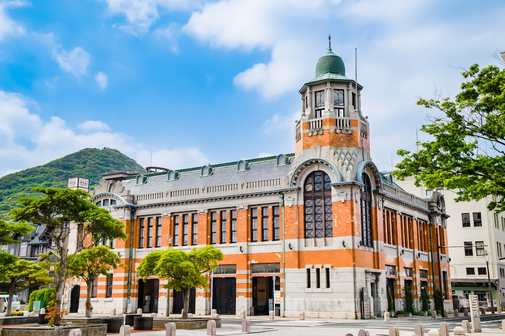 skyticket's tweet photo. レトロな街並みが素敵💕

明治・大正の洋館が並ぶ門司港で、エモい港町散歩はどうですか？⚓️

関門海峡を眺めながら、ロマンチックな大人旅＆映え写真を楽しもう📸

秋の北九州旅のモデルプランはこちらから👇
https://t.co/iiNmMYuWjl

https://t.co/8PjzGa5OiM https://t.co/bsb6inxSsj