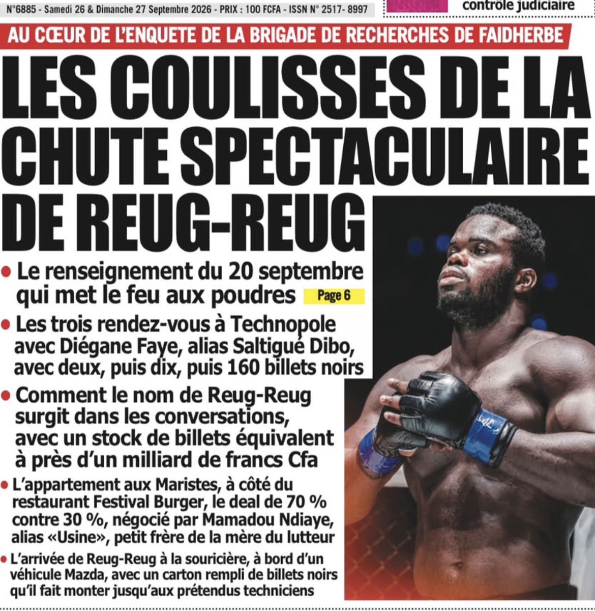 Noo_IDcard's tweet photo. 🚨 AFFAIRE DES « BILLETS NOIRS » : COMMENT L’ENQUÊTE A CONDUIT À REUG-REUG

La Brigade de Recherches de Faidherbe a placé en garde à vue trois personnes : le lutteur Oumar Kane, alias Reug-Reug, Amadou Bamba Ndiaye, présenté comme son oncle maternel, et Diégane Faye, alias « Saltigué Dibo », présenté comme un préparateur mystique. 

Selon les éléments rapportés par Libération et Seneweb, l’enquête débute autour du 18-20 septembre 2026, après un renseignement faisant état d’individus détenant des supports noircis présentés comme des billets de 100 dollars et recherchant un technicien capable de les « laver ».

Les gendarmes mettent alors en place une opération d’infiltration. Des agents se font passer pour des techniciens spécialisés et prennent contact avec Diégane Faye.

📍 Premier rendez-vous : Technopole
Le Saltigué aurait présenté 2 billets noirs de 100 dollars.

📍 Deuxième rendez-vous : Technopole
Il revient avec 10 billets.

📍 Troisième rendez-vous : Pikine
Cette fois, il aurait apporté 160 billets noirs de 100 dollars. Les gendarmes procèdent alors à son interpellation et, selon le récit de SeneNews, son audition aurait permis de remonter jusqu’à Reug-Reug et à son entourage. 

🎯 LE PIÈGE SE REFERME AUX MARISTES

Les enquêteurs installent ensuite un dispositif dans un appartement meublé aux Maristes, près du restaurant Festival Burger.

Un accord aurait été négocié sur une base de 70 % pour Reug-Reug et son entourage contre 30 % pour les prétendus techniciens.

Vers 19 heures, Reug-Reug aurait finalement rejoint les lieux à bord d’un véhicule Mazda de location, avec un carton contenant des supports présentés comme des billets noirs.

Selon SeneNews, il aurait évoqué la détention d’environ 750 millions de FCFA en billets noirs et aurait indiqué pouvoir mettre les prétendus techniciens en contact avec d’autres fournisseurs. 

Au cours de l’opération, les enquêteurs ont saisi une quantité de supports noircis présentés comme des billets de 100 dollars. Seneweb estime leur contre-valeur à 830 millions FCFA. Le véhicule utilisé par Reug-Reug a également été saisi. 

🔎 D’AUTRES PERSONNES RECHERCHÉES

Selon Seneweb, A. B. Ndiaye aurait affirmé avoir acheté les billets au Kilomètre 50, sur la route de Thiès, auprès d’un fournisseur qui n’a pas pu être interpellé.

De son côté, Diégane Faye aurait cité un promoteur de courses hippiques, présenté par l’initiale « S. », comme une personne lui ayant fourni des billets noirs. Celui-ci serait actuellement recherché.