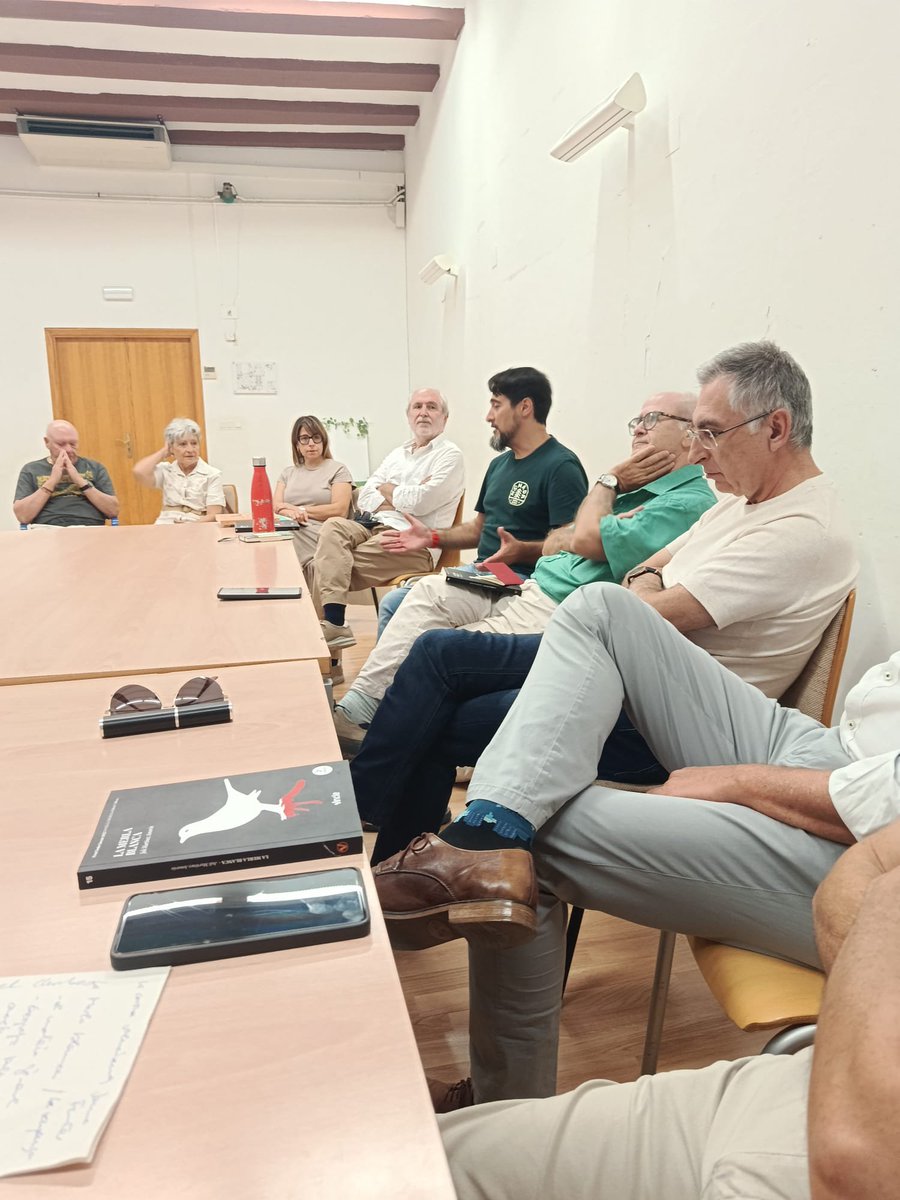 eljuliet_bnv's tweet photo. Anit vaig participar en la primera sessió del club de lectura de Biar parlant de 'La merla blanca' (@Vincle_Ed) i va ser fabulós. Després, vam enllaçar amb el sopar Estellés. Quin goig!
A més, vaig conéixer a @tonacatala 🫶
Gràcies a tots per tot!
☺️ https://t.co/XMyPcGURW6