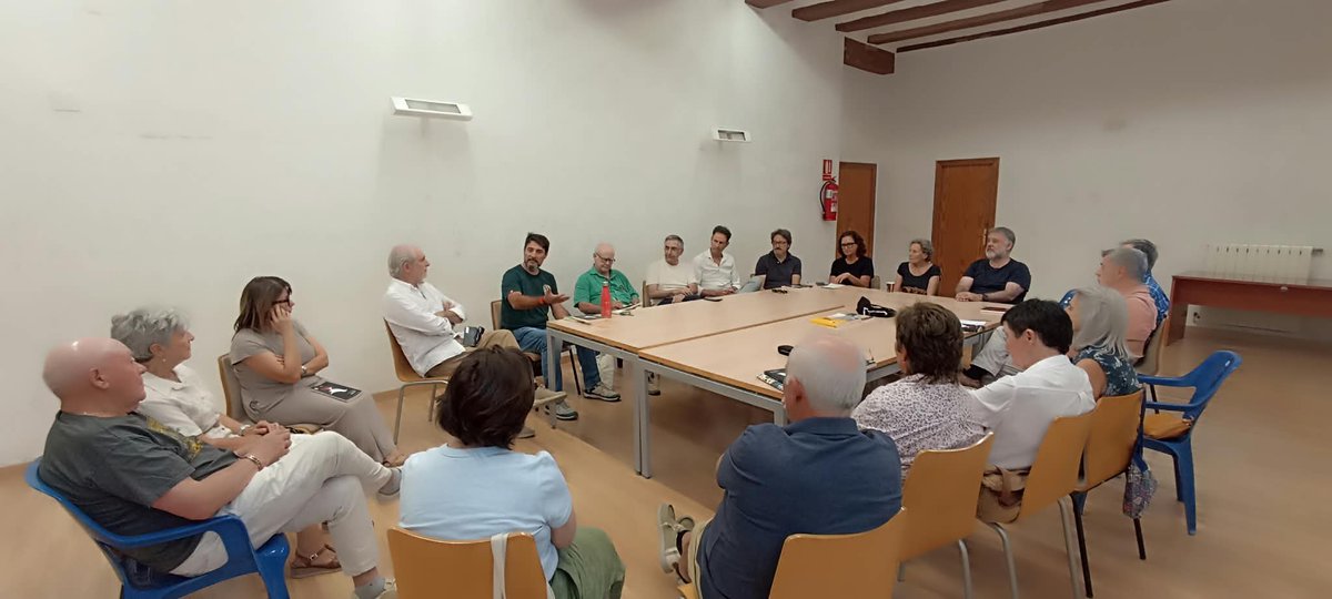 eljuliet_bnv's tweet photo. Anit vaig participar en la primera sessió del club de lectura de Biar parlant de 'La merla blanca' (@Vincle_Ed) i va ser fabulós. Després, vam enllaçar amb el sopar Estellés. Quin goig!
A més, vaig conéixer a @tonacatala 🫶
Gràcies a tots per tot!
☺️ https://t.co/XMyPcGURW6