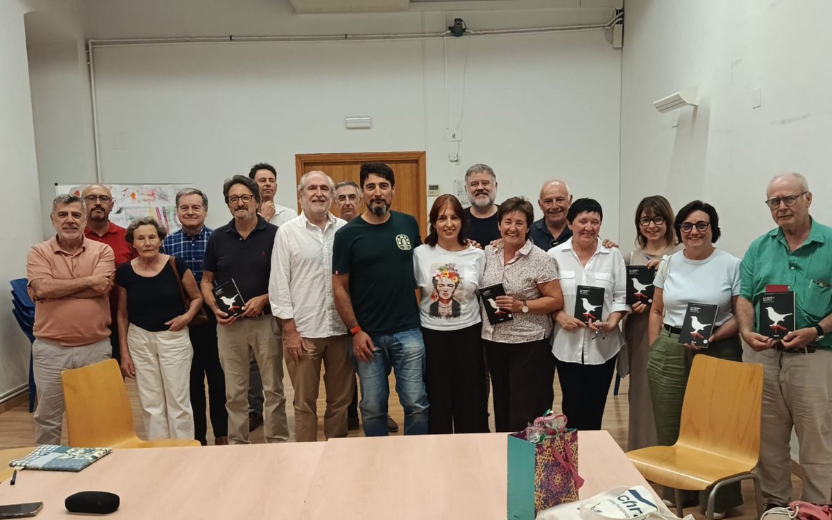eljuliet_bnv's tweet photo. Anit vaig participar en la primera sessió del club de lectura de Biar parlant de 'La merla blanca' (@Vincle_Ed) i va ser fabulós. Després, vam enllaçar amb el sopar Estellés. Quin goig!
A més, vaig conéixer a @tonacatala 🫶
Gràcies a tots per tot!
☺️ https://t.co/XMyPcGURW6