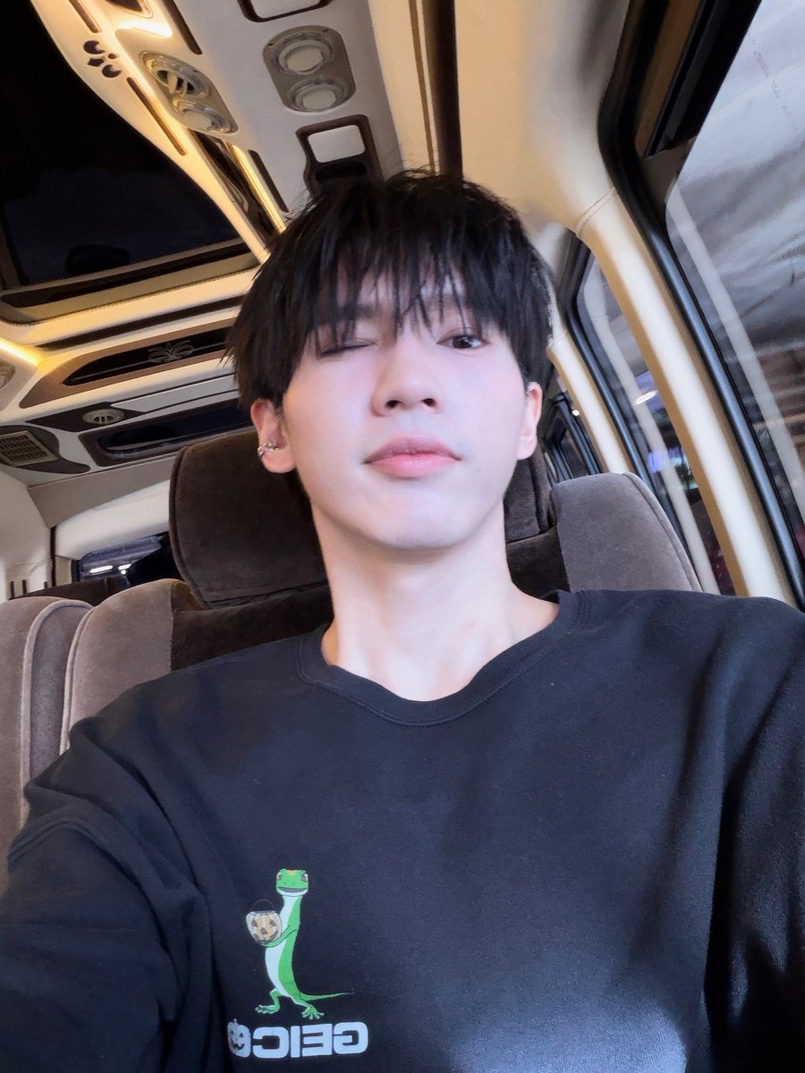 tnbau1's tweet photo. AOU X URANUS SURAT
#UranusClinicxAou

ขอบคุณชาวสุราษฎร์ธานี แล้วก็ทุกคนที่บินมาหากันมากๆนะครับ กรี๊ดกันดังมากๆโลย ขอบคุณทาง Uranus Clinic ด้วยนะครับจัดกิจกรรมใหห้เจอกับแฟนๆหลายที่้เลย ขอบคุณทีมหน้าจอด้วยนะครับ ขอให้เราได้เจอกันนะ วันนี้ขออภัยในเสียงที่ไม่เต็ม100% ด้วยนะครับ ขอให้เราได้กลับมาเจอกันอีกนะครับ เลิฟๆทุกคนมากๆ พรุ่งนี้เจอกันที่โคราชนะครับ 🤟🏻✌🏻