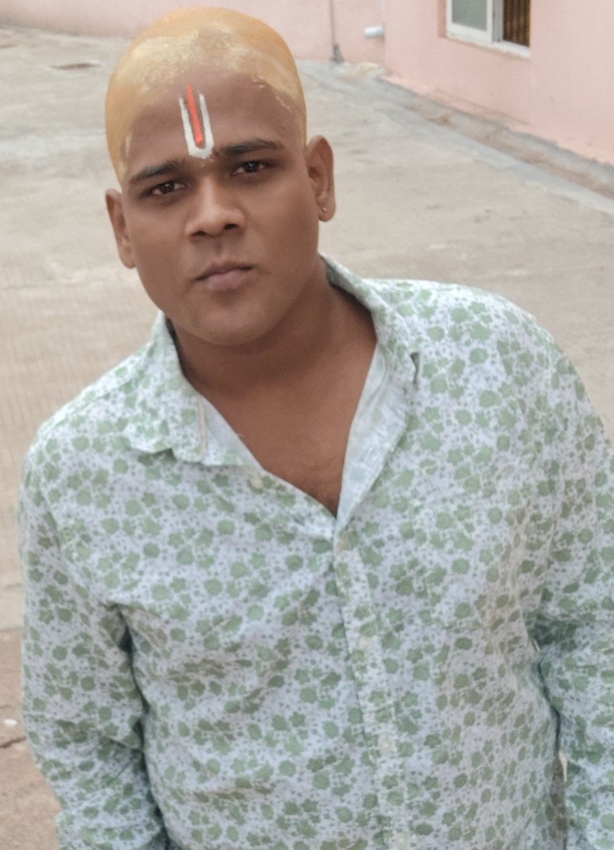 vignesh003007's tweet photo. Govinda is an infinite energy passed down through generations. Proudly carrying forward our family tradition with focus, mental clarity, and deep roots this #PurattasiSaturday . - @vignesh003007 .

#cuddalore #thiruvanthipuram #devanathaswami #namam #vignesh0307 #vignesh003007 https://t.co/2yILYpA87Y