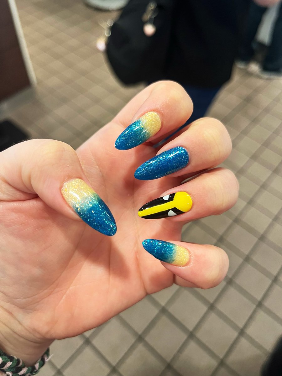 NightwingsRose's tweet photo. Wolverine nails 💛💙 https://t.co/2FEb7VIcuU