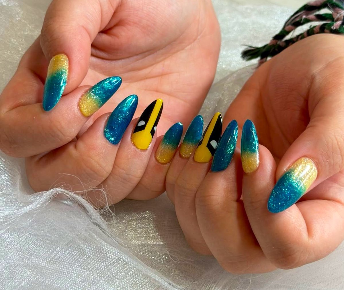NightwingsRose's tweet photo. Wolverine nails 💛💙 https://t.co/2FEb7VIcuU