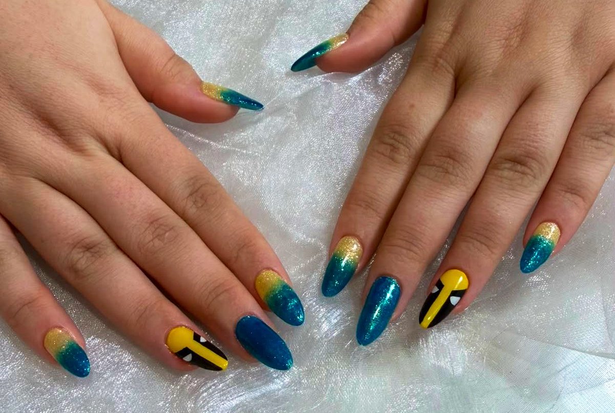 NightwingsRose's tweet photo. Wolverine nails 💛💙 https://t.co/2FEb7VIcuU
