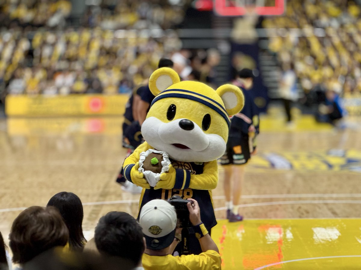 nyanpyow's tweet photo. 試合終了後にやっとコッチに来てくれた🐻
シュウマイを見せびらかし、飽きたのか、色んなところにシュウマイを置いて遊んでいましたw https://t.co/rqZ7zkvnSZ