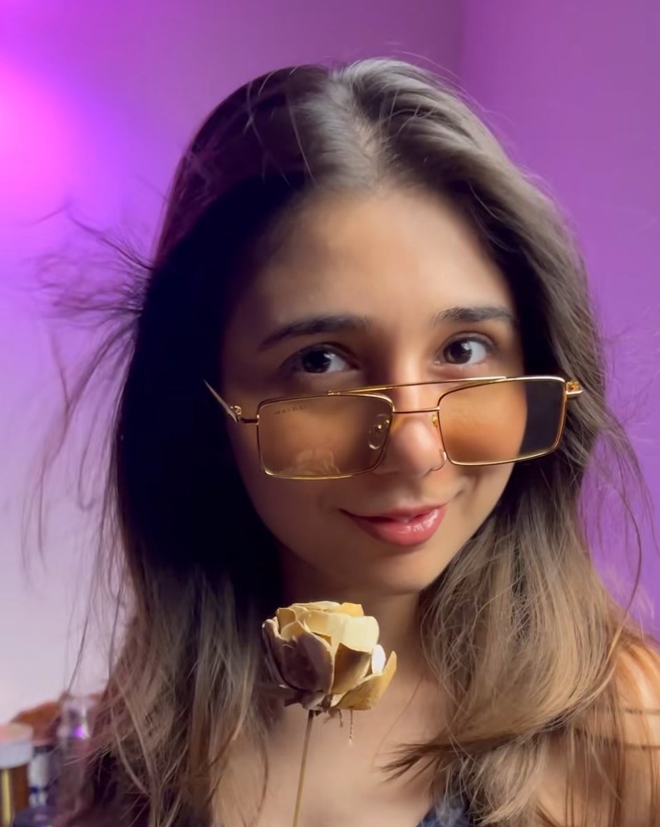 effucktivehumor's tweet photo. The girl in the video is Janvi, who is apparently the brain behind this video. She wrote the whole script and planned the dance and attire for this video!

When the police came to arrest her, she started crying, begging, apologising and said it was unintentional and she wouldn’t repeat it. She didn’t want to enter jail!

The leftist chvtiya who is mocking Savarkar doesn’t want to enter jail for one hour. This is your average leftist internet revolutionist who targets Veer Savarkar on a daily basis.