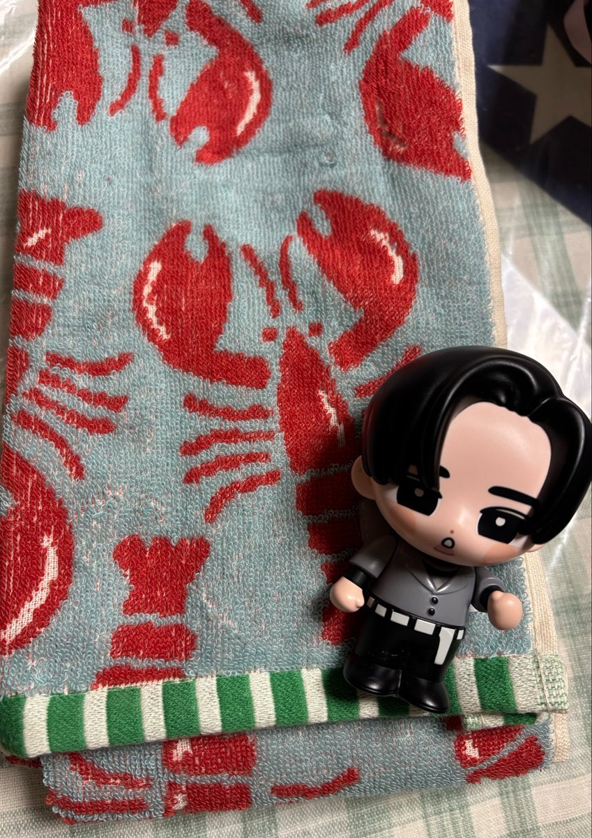 meme_renmeg's tweet photo. 近所のスーパーでボーッとレジ並んでて
ふと前を見たらめめがーーーー🖤
いつからそこにいらっしゃったのですか？
カッコイイ😍好きーっ♡♡
写真撮らずにはいられませんでした❣️

ザリガニのタオルもあった！あった！！
かわいい～😊

#午後の紅茶 
#午後のフルーツティー
#目黒蓮🖤 
#SnowMan⛄️ https://t.co/SNEYGoQBXk