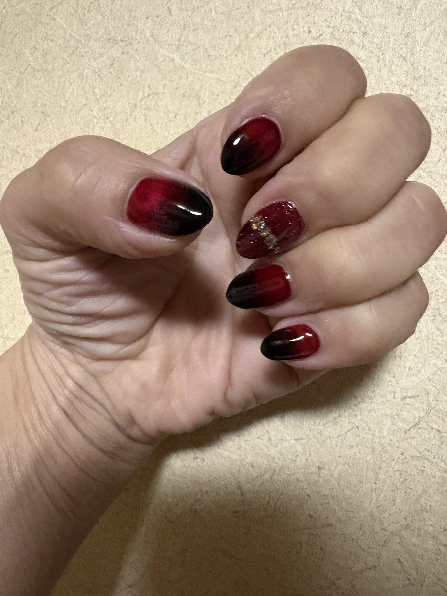 stisoma0503's tweet photo. 💅変えてきたよ～✨️明日は弟さんのお誕生日ってことで𝒏𝒆𝒘ビジュアルイメージにしたよ☺️たまたま持ってたアクスタと一緒に🫶 https://t.co/sFlP0xMLn3