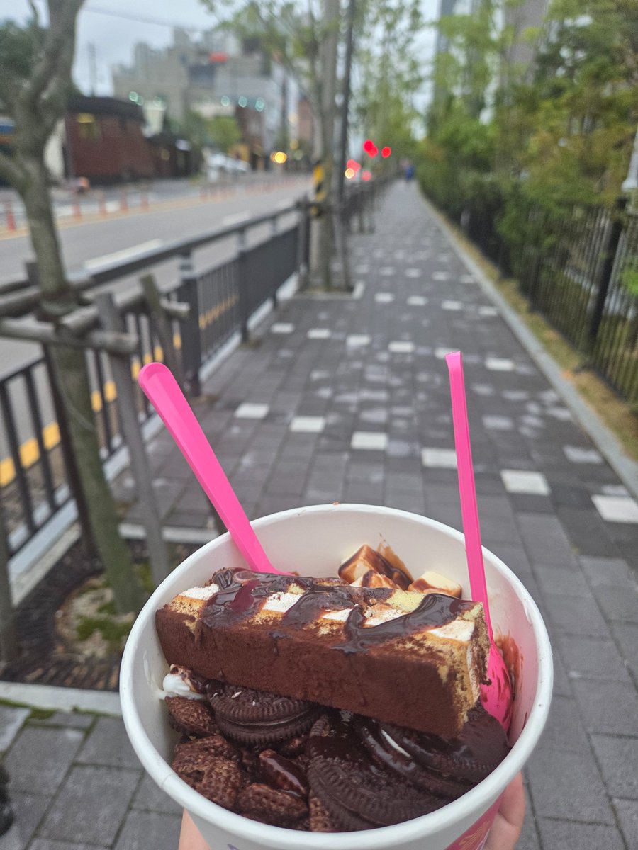 E1F0D5's tweet photo. 엄마가갑자기요아정먹고싶다고해서
길요아정함 ... https://t.co/3P7Kcgz35M
