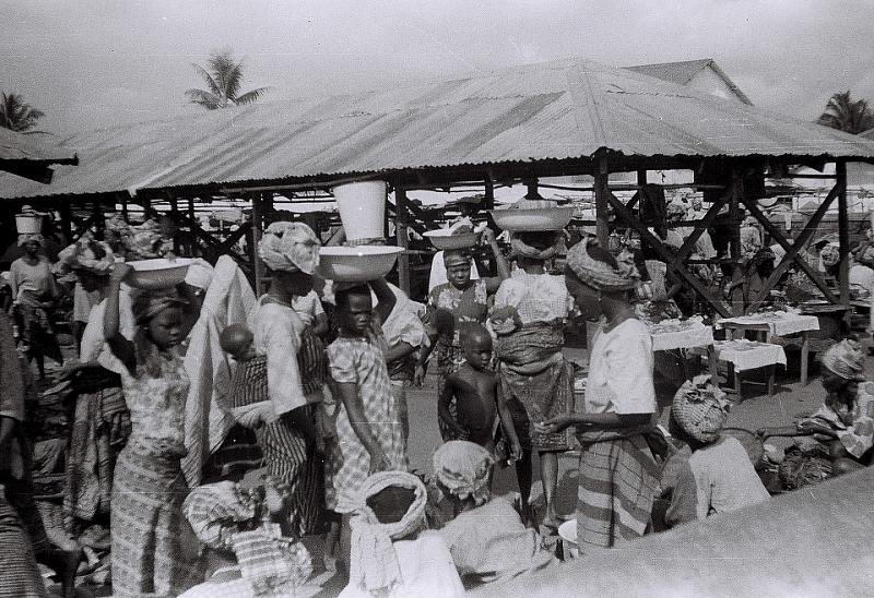 NoNonsensezone's tweet photo. PIC 1: IBOS AT THE MARKET IN 1951  

“ zoom in on Pic 2 “ can you count how many are N@ked at the market in 1951? Also Notice their headtie? . 

That's ICHAFU

NOW 

PIC 3: YORUBAS AT THE MARKET 1951 

“ Same year “ Do you see anyone naked? Now notice their headwear. 

“ GELE “ https://t.co/uUuy4K3hVL