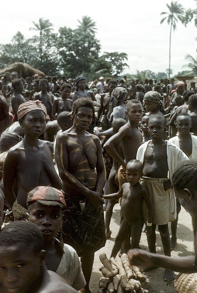 NoNonsensezone's tweet photo. PIC 1: IBOS AT THE MARKET IN 1951  

“ zoom in on Pic 2 “ can you count how many are N@ked at the market in 1951? Also Notice their headtie? . 

That's ICHAFU

NOW 

PIC 3: YORUBAS AT THE MARKET 1951 

“ Same year “ Do you see anyone naked? Now notice their headwear. 

“ GELE “ https://t.co/uUuy4K3hVL