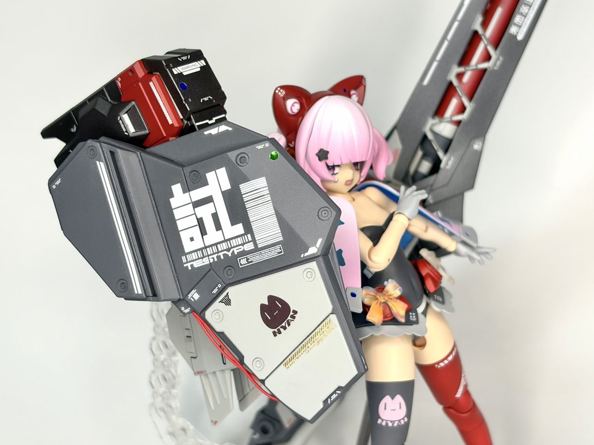 Quallemeer6's tweet photo. 『PUNI☆MOFUマオランチャー』完成しました！
マオの中長距離支援タイプと言うことで大型の火器を装備。
ぱっつんにイメチェンした前髪と猫柄のケープがチャームポイントです(*´-`)
#プニモフ
#メガミデバイス https://t.co/pSnvN1njMq