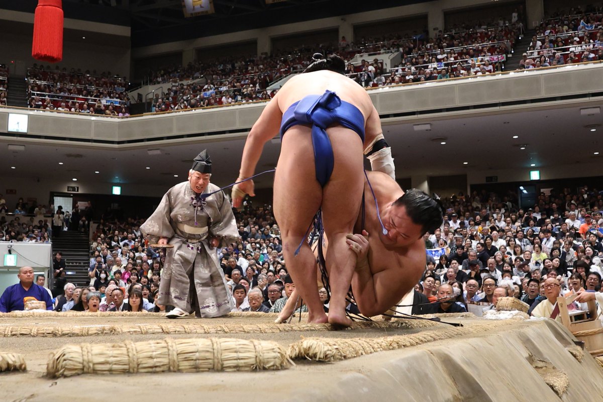 sumokyokai's tweet photo. ＜十四日目の様子＞
幕内取組
藤ノ川（１０勝４敗）　突き落とし　朝乃山（１０勝４敗）

#sumo #相撲 #九月場所 https://t.co/645u0ua7Md