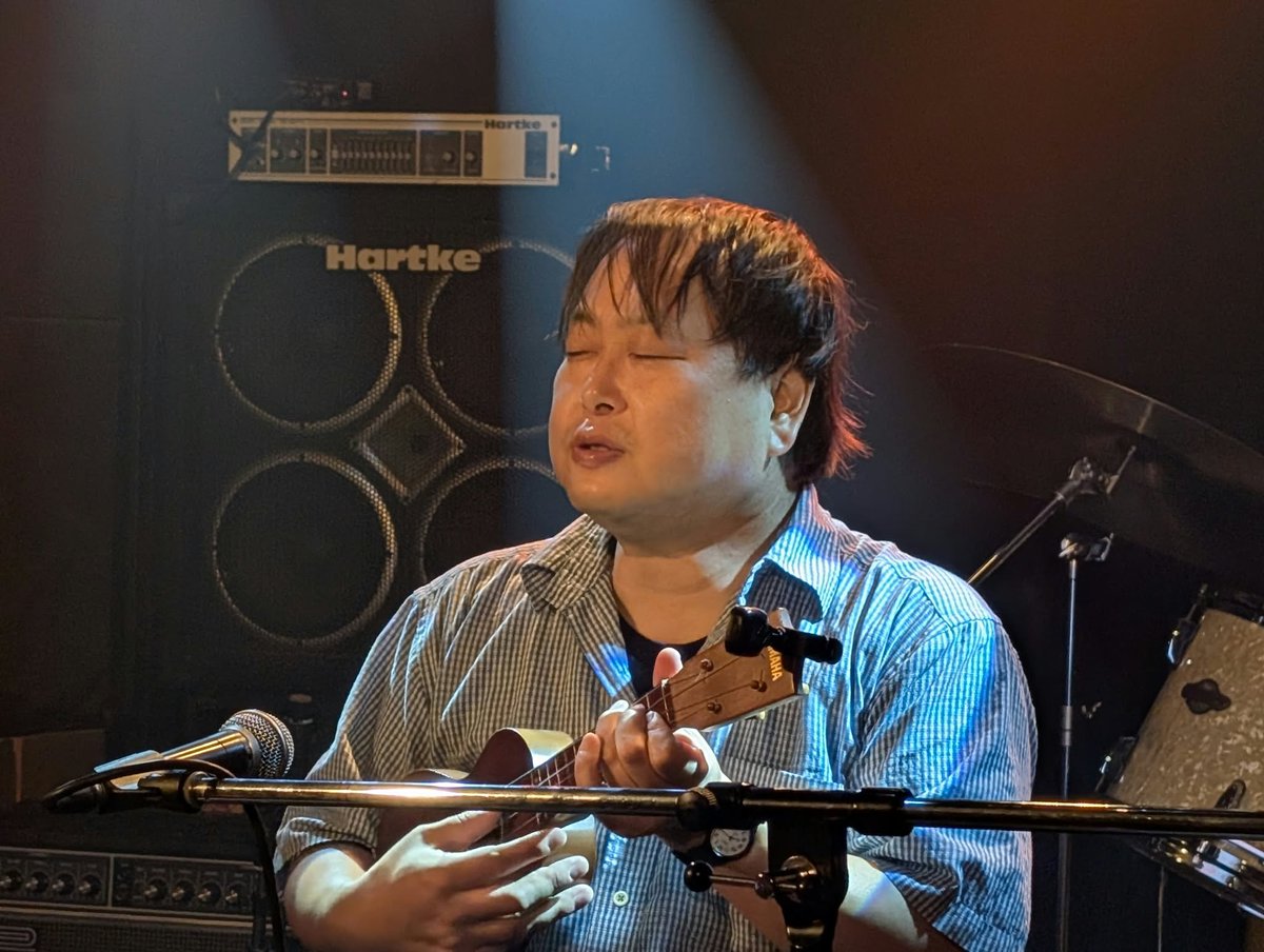 ukulelesuzuki's tweet photo. 9/25(金)川越ROTOMでの仲真弘さんホストのオープンマイクでの様子。　
写真は仲君からいただきました。 https://t.co/oGo2EJMP5M