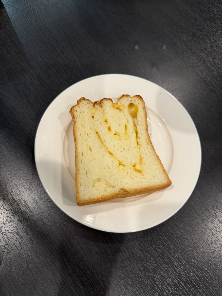 weekend_prl's tweet photo. 第7回放送   新幹線のお供ŧ‹”ŧ‹”
🥖 チーズブレッド ¥330(ハーフ)

大人気食パン🍞
これでもか❕ってくらいの
チーズがたっぷり豪華に🧀
中はもっちり外はふわっと

今週もありがとうございました
良い1日に~💡
#週末パラレル  #フランスベーカリー https://t.co/d3hEmfJaZ4