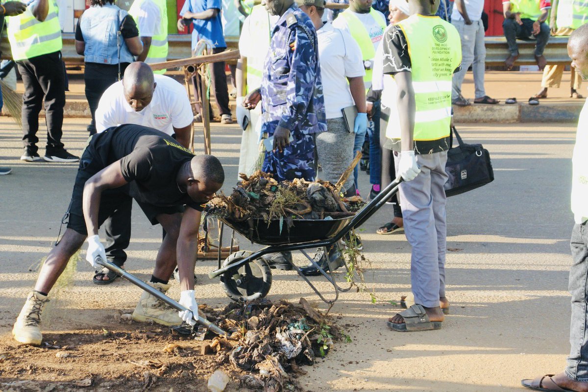 nemaug's tweet photo. 3RD NATIONAL CLEANING DAY - MBALE CITY!

Today, 26 Sept 2026, NEMA Mbale Regional Office and NEMA’s Mt. Elgon Project team joined Mbale City Authority, Mutende, Minister of State for Ministry PublicService, who served as the Chief Cleaner, @ugwildlife, schools & communities for National Cleaning Day. 

The cleaning exercise was conducted along Pallisa Road in Mbale City and this is a testament that environmental cleanliness is a shared responsibility. 

“A Clean Uganda is Everybody’s Responsibility”.

#NationalCleaningDay #NEMA